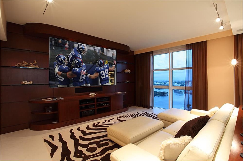 Super Bowl Large Tv Moseley, Babbitt Ivory Leather Modern Sectional Sofa